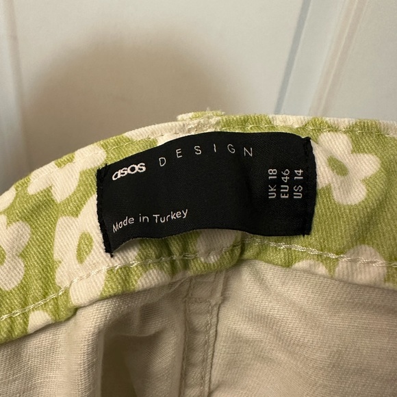 ASOS DESIGN shorts in green daisy print | NEW - Picture 4 of 4
